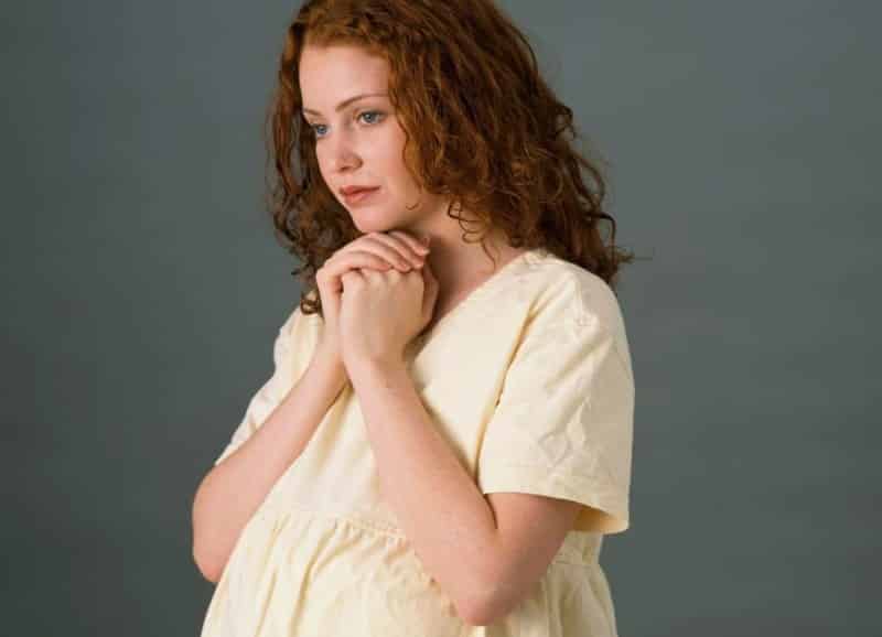 как преодолеть страх - фото тревожной беременной девушки