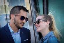 Психолог рассказал почему женщинам неловко принимать подарки и деньги от мужчин