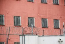 Почему женщины влюбляются в заключённых: психологи раскрыли их скрытые мотивы