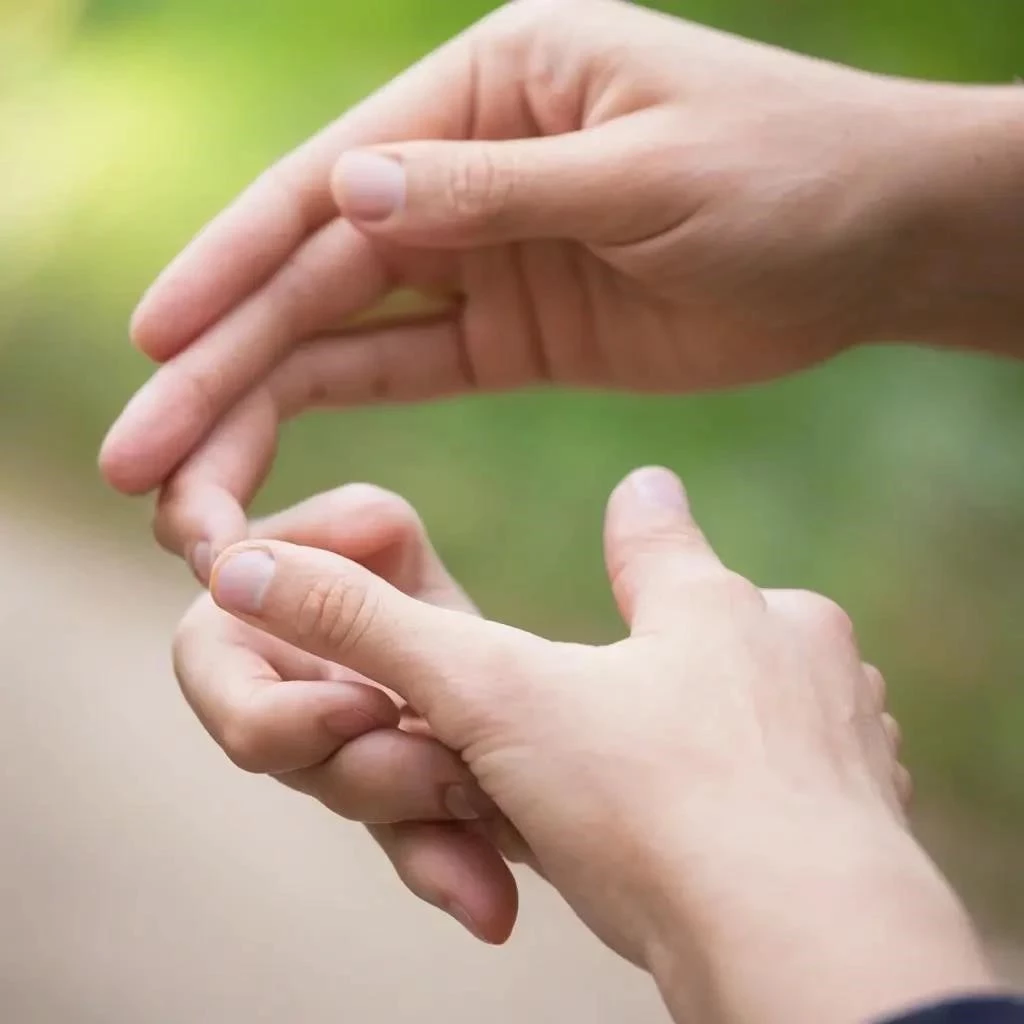 Преодоление внутренних барьеров: почему нам сложно просить о помощи