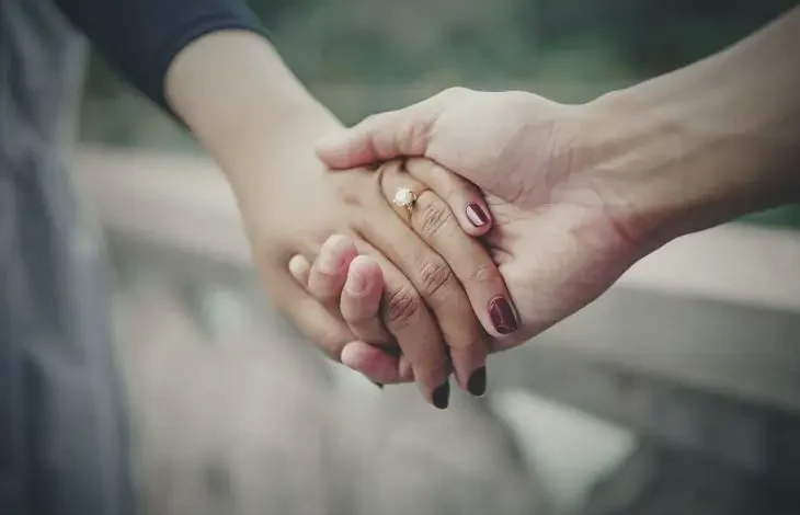 Как «синдром спасателя» разрушает отношения: перестаньте тащить партнера на себе